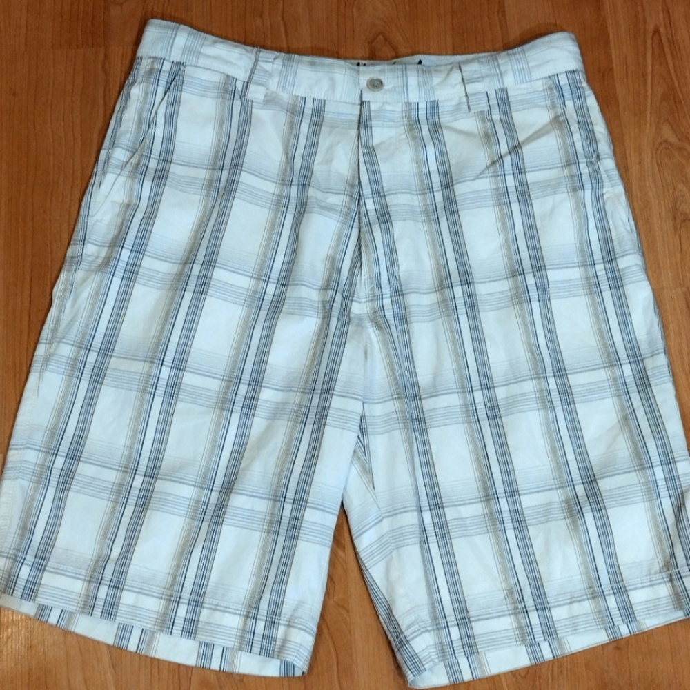 Tommy Bahama plaid shorts 33